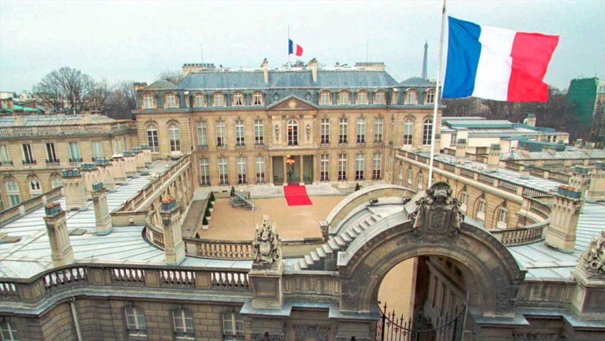 Otro escándalo en Francia: Tesorero habría robado porcelana del Palacio de Elíseo