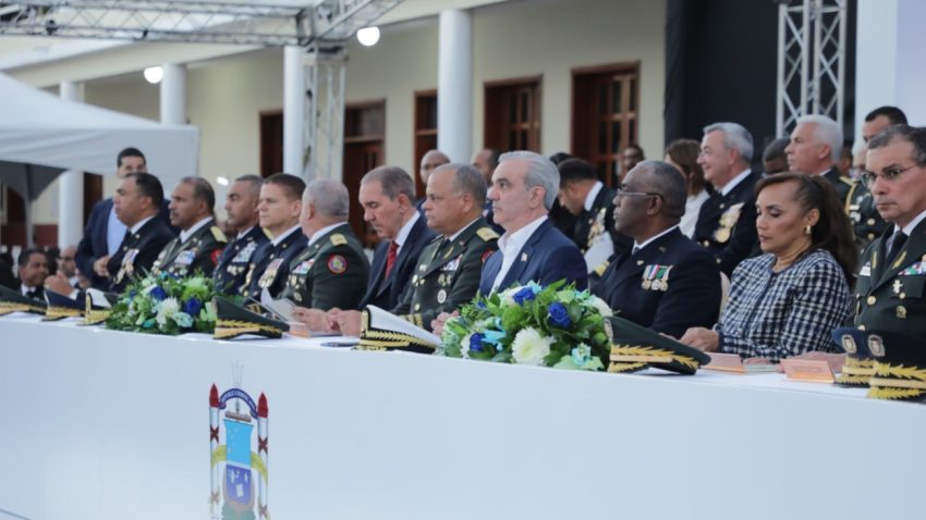 Presidente Abinader encabeza graduación de 26 damas y caballeros guardiamarinas