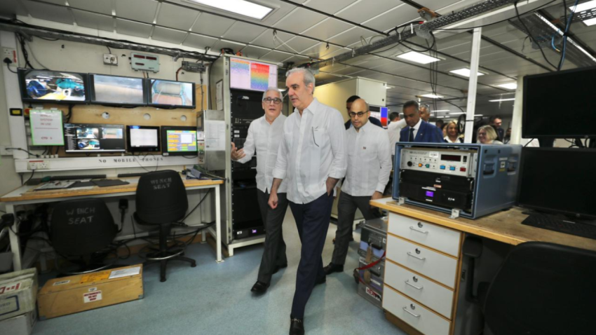 Presidente Abinader visita buque oceanográfico RRS James Cook, en el Puerto de Santo Domingo