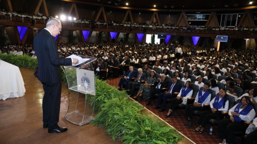 RD gradúa 20,000 jóvenes del programa de Inglés de Inmersión 2025: “La educación transforma vidas”, afirma García Fermín