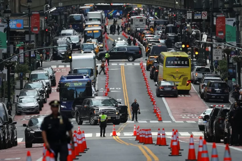 POLÉMICA EN NUEVA YORK: MÁS DEL 50 % DE LICENCIAS A INMIGRANTES NO CUMPLÍAN NORMAS FEDERALES 🚗⚠️