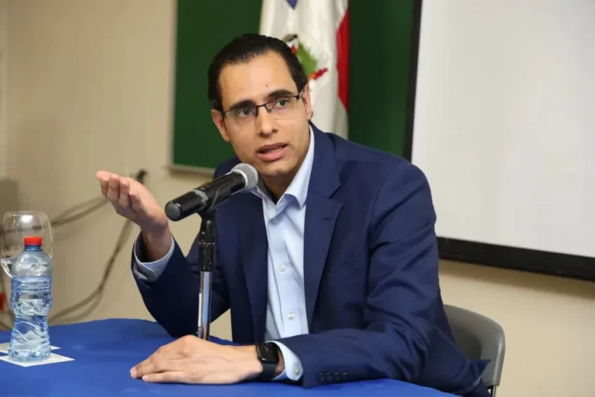 El economista Juan Ariel Jiménez afirma es saludable el sistema financiero nacional