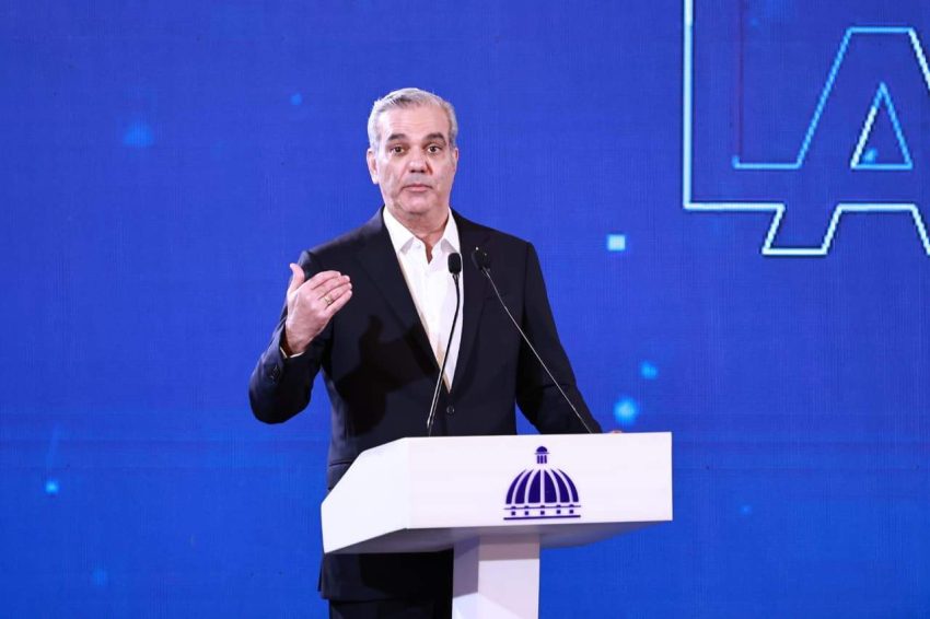 Abinader invita a diáspora a visitar su país en esta Navidad