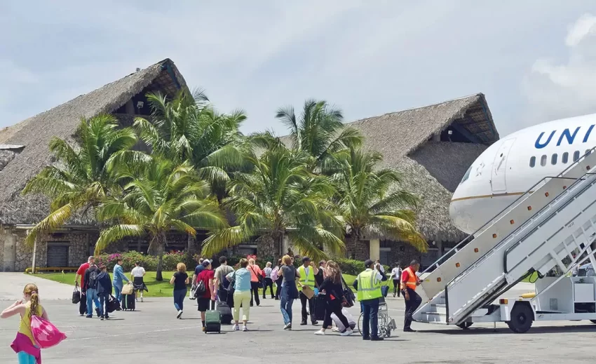 Collado: “Proyectamos alcanzar 900 mil turistas vía aérea en diciembre”