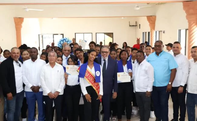 Desarrollo de la Comunidad capacita en barbería y belleza a residentes en Las Matas de Farfán