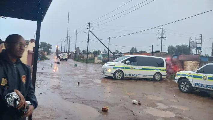 馃嚳馃嚘 Terror en Gauteng: Ataque con fusiles de guerra deja un saldo de nueve muertos en un bar sudafricano 馃毃