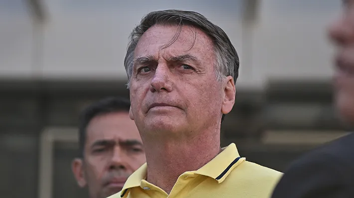 馃嚙馃嚪 Salud en custodia: Jair Bolsonaro supera con 茅xito cirug铆a de hernia mientras cumple condena 馃彞鈿栵笍