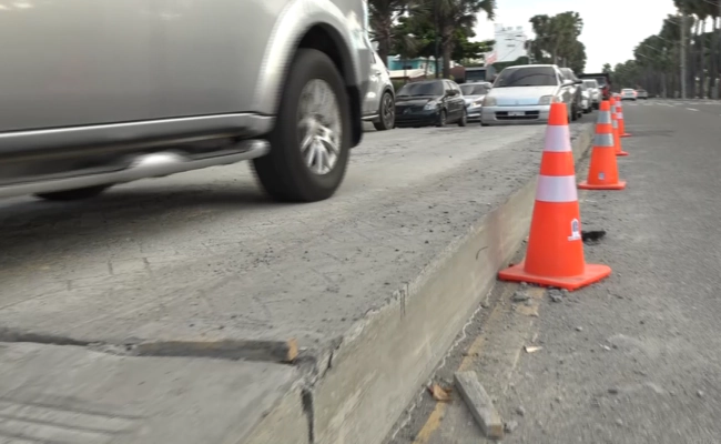 Cuestionan Intrant por badén instalado en el malecón, denuncian causa congestionamiento y daños a vehículos