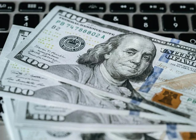 El dólar aumentó 29 centavos; este martes era vendido $63.85