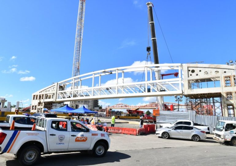Concluye con éxito el izamiento del nuevo puente peatonal en el kilómetro 9