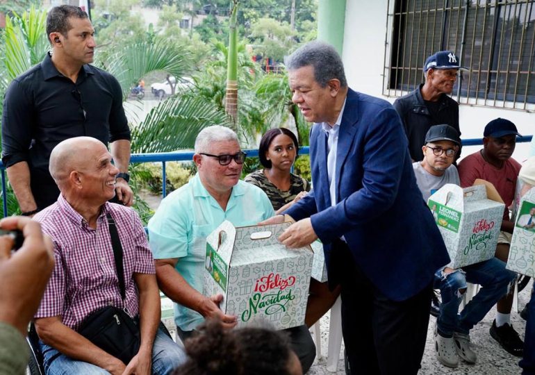 Leonel Fernández entrega raciones alimenticias a poblaciones vulnerables y reafirma tradición solidaria
