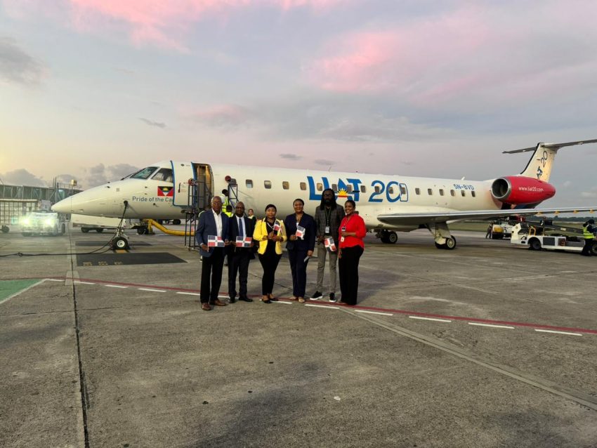 La Embajada de la República Dominicana en Antigua y Barbuda anunció la llegada del primer vuelo directo de la aerolínea LIAT Air al Aeropuerto Internacional de Las Américas (AILA), procedente de St. John’s, capital de Antigua y Barbuda, marcando un hito histórico en la conectividad aérea entre la República Dominicana y el Caribe Oriental. La nueva ruta, que inició oficialmente este 19 de diciembre, contempla vuelos directos hacia Santo Domingo y Punta Cana, facilitando los desplazamientos y respondiendo a la creciente demanda de conexiones más ágiles entre las islas del Caribe y uno de los mercados turísticos y comerciales más dinámicos de la región. La embajadora de la República Dominicana en Antigua y Barbuda, Yolanda Alexandra Victoria Álvarez, destacó la relevancia del logro para el fortalecimiento de los vínculos regionales. “He tenido el privilegio de dar seguimiento, junto a las autoridades y aliados del sector, a las gestiones necesarias para que esta ruta pudiera concretarse. Hoy celebramos el resultado: una nueva puerta abierta para el turismo, el comercio, los intercambios culturales y, sobre todo, para acercar a nuestras familias y comunidades”, expresó. De su lado, Hafsah Abdulsalam, director ejecutivo de LIAT Air, resaltó que la entrada de la aerolínea a la República Dominicana forma parte de su misión de consolidar una red de conectividad que integre de manera más eficiente a los países del Caribe. El avance se enmarca en la visión del presidente Luis Abinader, orientada a fortalecer la conectividad aérea, impulsar el turismo multidestino y consolidar a la República Dominicana como hub regional del Caribe, promoviendo la integración económica, comercial y cultural entre los países de la región.