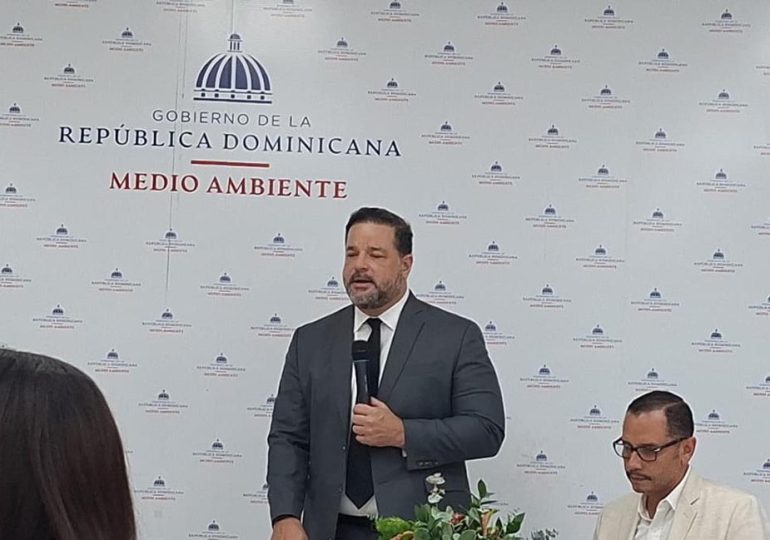 Ministro Paíno Henríquez llama a comunicadores a poner los temas medioambientales en el centro del debate nacional