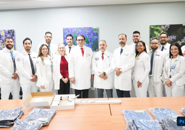 Senador Daniel Rivera fortalece servicio de Urología del Hospital Cabral y Báez con entrega de nefroscopio y uniformes quirúrgicos