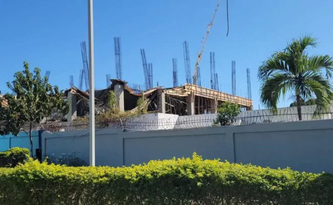 Servicio Nacional de Salud investiga colapso parcial de techo en hospital se construye en Azua