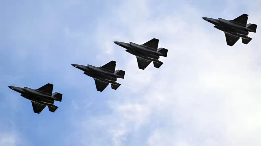 Alerta máxima en el espacio aéreo: la FAA advierte sobre maniobras militares en América Latina