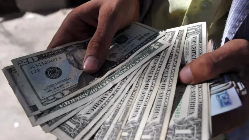 El dólar cayó alrededor de un 8 % en 2025