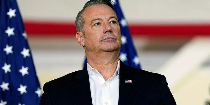 TENSIÓN EN TEXAS: ABBOTT DENUNCIA ATAQUE DE MIGRANTE A AGENTES DE ICE EN UN WALMART