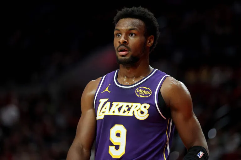 EL ESPEJO DE LA CRISIS: CÓMO BRONNY JAMES EXPONE LAS CARENCIAS ESTRUCTURALES DE LOS LAKERS EN 2026