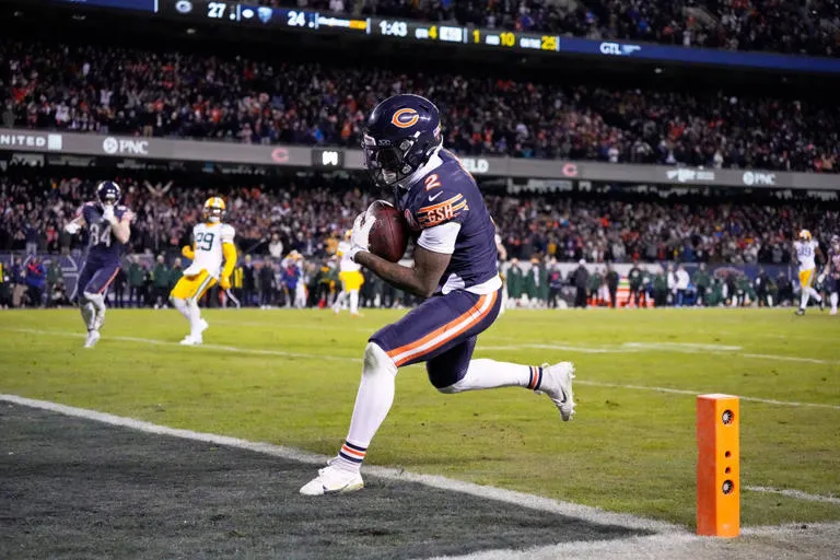 ¡MILAGRO EN SOLDIER FIELD!: CALEB WILLIAMS LIDERA UNA REMONTADA DE 18 PUNTOS Y ELIMINA A LOS PACKERS