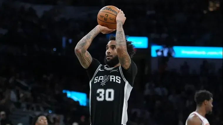 Historia en San Antonio: Julian Champagnie rompe el récord de triples de los Spurs y desata la locura