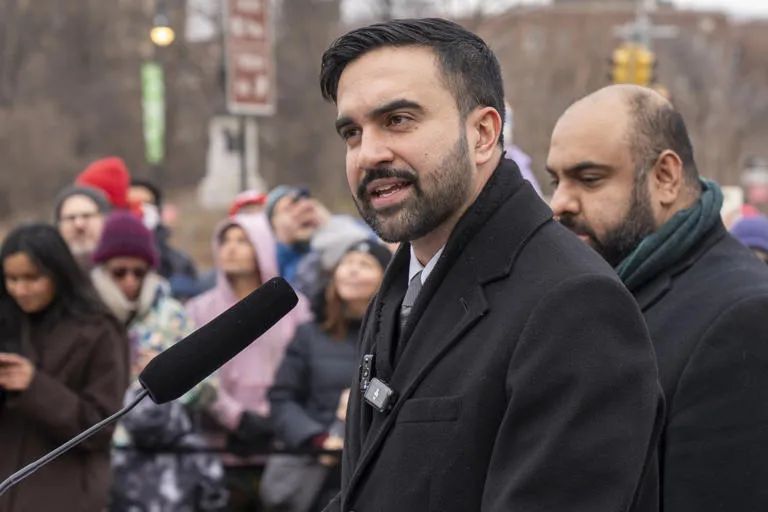 ¡DOMINICANO AL PODER! RAFAEL ESPINAL TOMA LAS RIENDAS DEL ENTRETENIMIENTO EN NY Y SE CONVIERTE EN LA PIEZA CLAVE DE MAMDANI