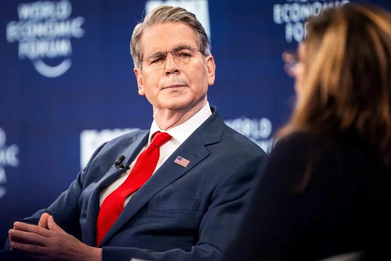 Tensión en Davos: Scott Bessent arremete contra Deutsche Bank y desmiente un "boicot" a los bonos de EE. UU.