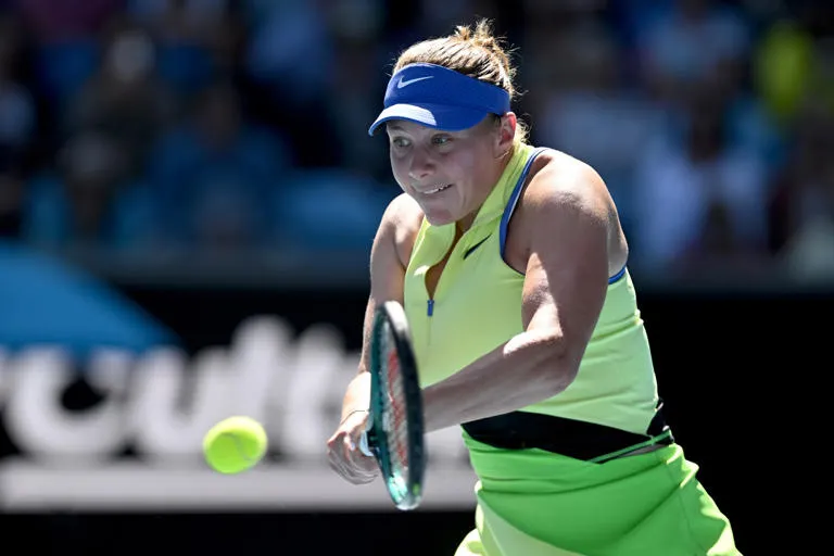 Amanda Anisimova, cuarta del mundo, avanza con autoridad a la tercera ronda del Australian Open