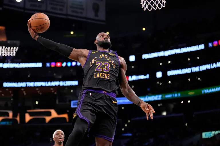 ETERNO LEBRON: JAMES ROZA EL TRIPLE-DOBLE HISTÓRICO Y LIDERA EL TRIUNFO DE LOS LAKERS