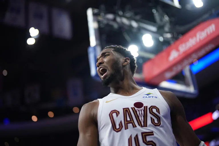 ¡EXPLOSIÓN EN CLEVELAND! DONOVAN MITCHELL ANOTA 35 PUNTOS Y LOS CAVS APLASTAN A LOS 76ERS