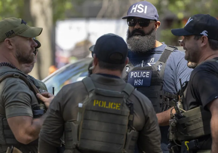 TERROR EN LA LAVANDERÍA: ICE DETIENE A 10 PERSONAS, INCLUYENDO UN MENOR, EN NUEVA JERSEY