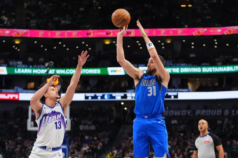 MAVERICKS ARROLLAN AL JAZZ: THOMPSON LIDERA EL ATAQUE EN AUSENCIA DE COOPER FLAGG