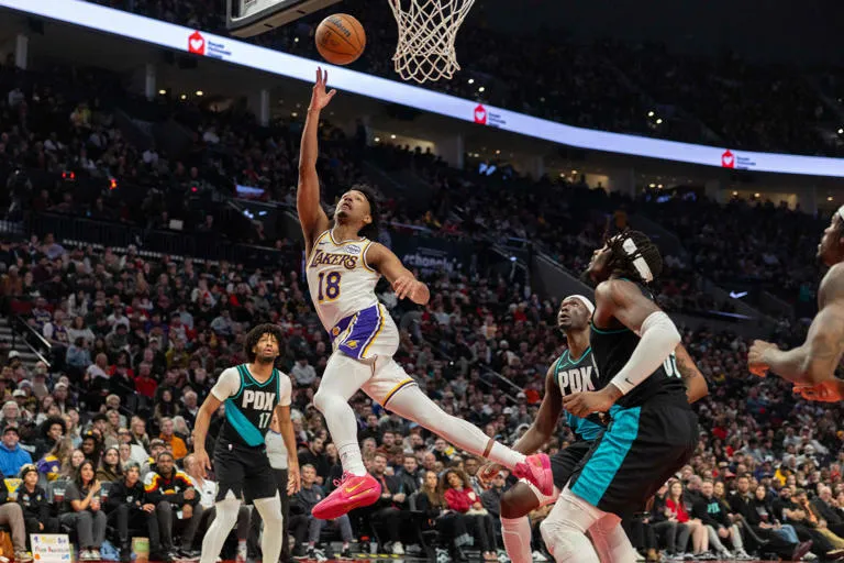 DESCALABRO EN OREGON: LOS LAKERS SE "BORRAN" ANTE LOS BLAZERS EN UNA NOCHE PARA EL OLVIDO