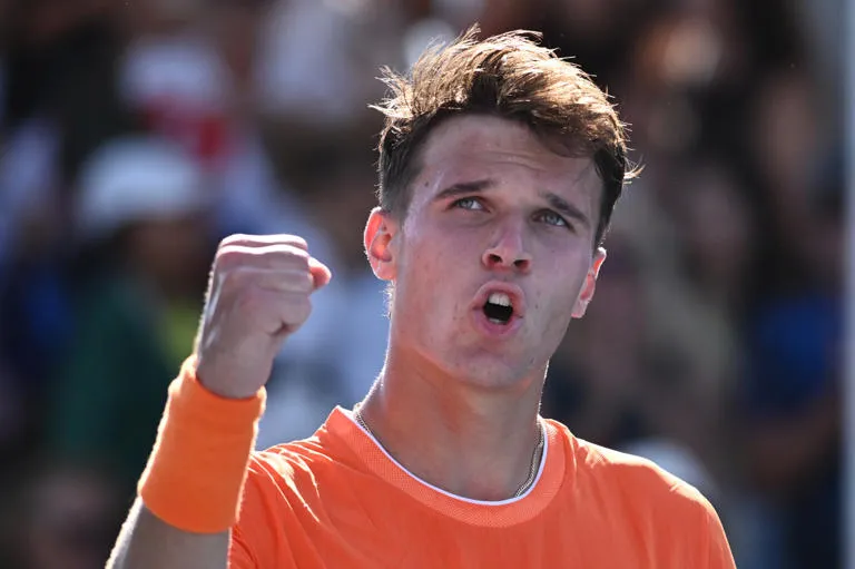Juventud vs. Experiencia: Jakub Mensik tumba a Pablo Carreño en un duelo de cinco sets en Melbourne