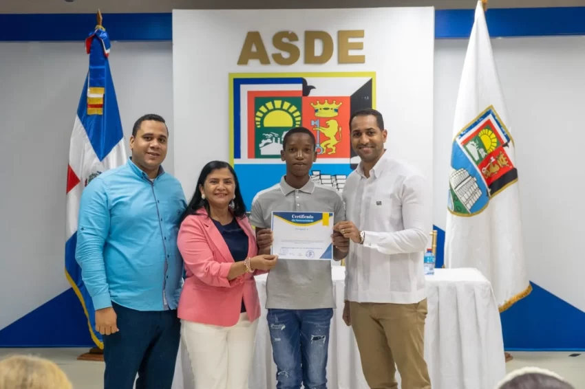 Alcaldía de Santo Domingo Este y el ITLA entregan 50 becas a jóvenes del municipio