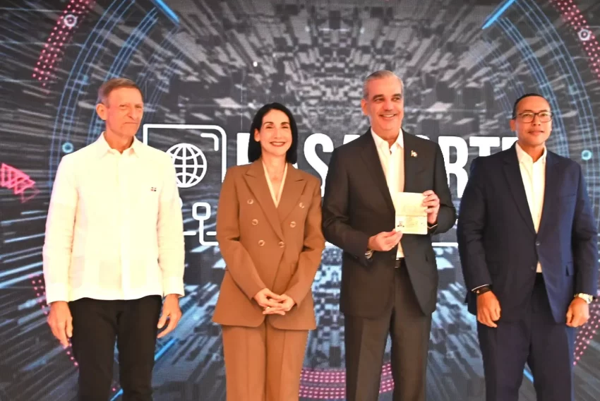 RD LANZA EL PASAPORTE ELECTRÓNICO: ABINADER RECIBE EL PRIMER EJEMPLAR EN UN HITO DE SEGURIDAD NACIONAL