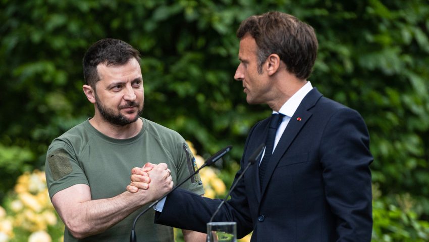 "¡Circo vergonzoso!": Político francés destroza a Macron por la compra de armas para Kiev