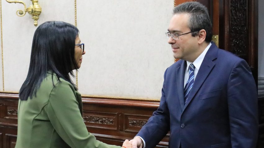 Delcy Rodríguez recibe en Miraflores a diplomáticos europeos