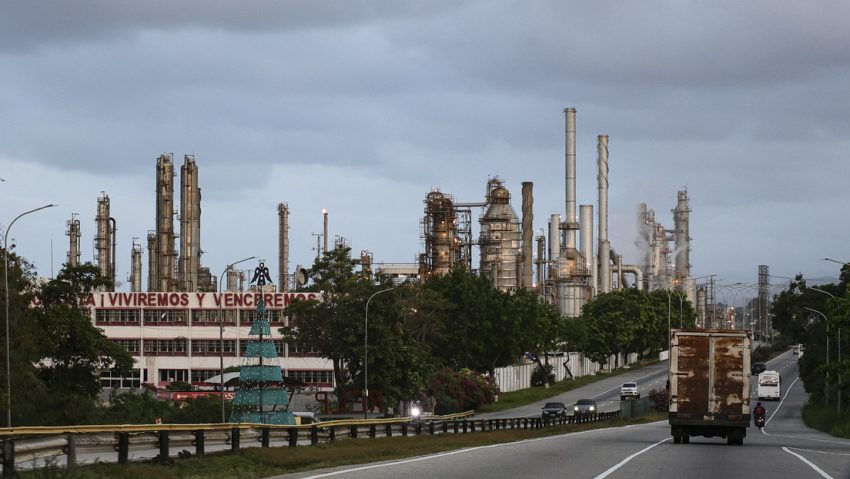 EE.UU. planea presionar a sus petroleras para que trabajen en Venezuela