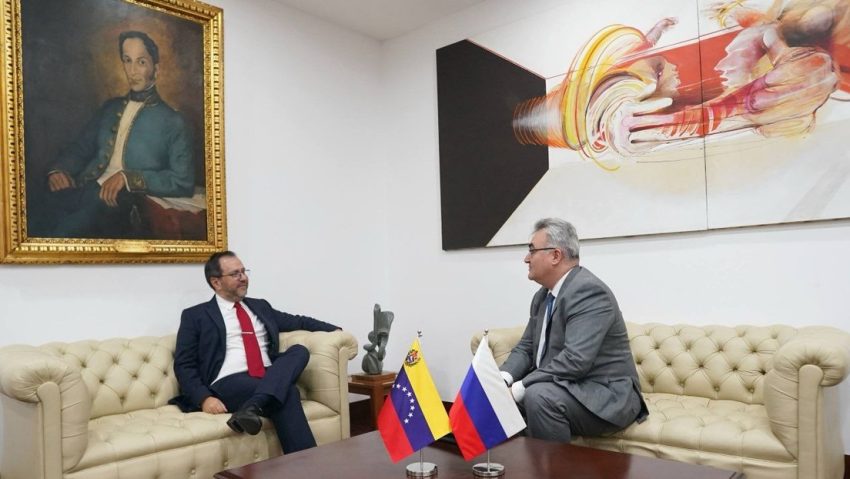 El embajador ruso en Caracas le expresa su apoyo al canciller venezolano tras el ataque de EE.UU.