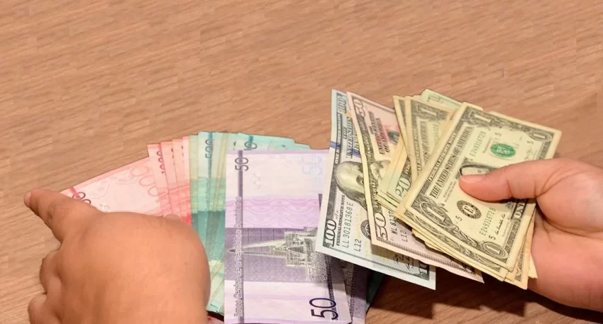 El peso mostró una baja más pequeña frente al dólar.