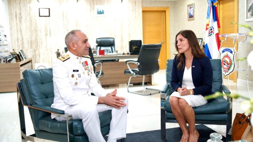 Embajadora de Estados Unidos, Leah Campos, se reúne con el presidente de la DNCD, vicealmirante José Manuel Cabrera Ulloa