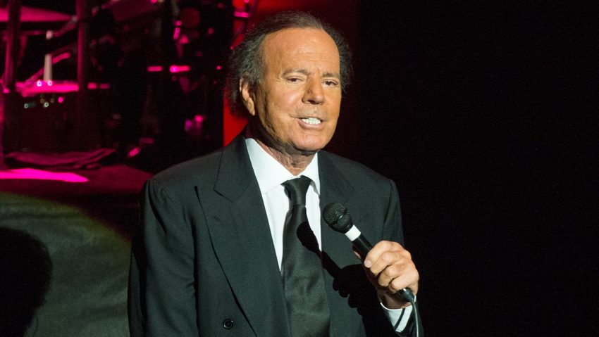 Extrabajadoras de Julio Iglesias le acusan de agresiones sexuales y acoso laboral