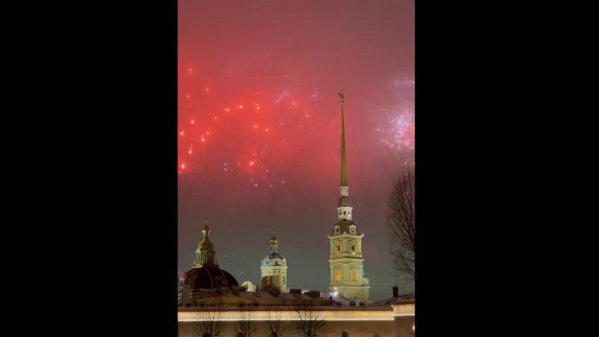 Fuegos artificiales adornan el cielo de San Petersburgo en el 82.º aniversario del levantamiento del sitio de Leningrado