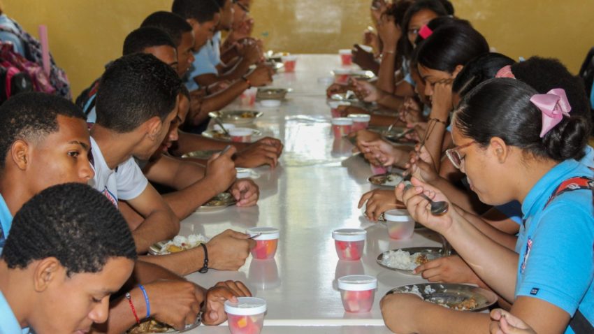 Inabie reduce el uso de sal en el menú escolar y controla el azúcar para cuidar la salud de los estudiantes