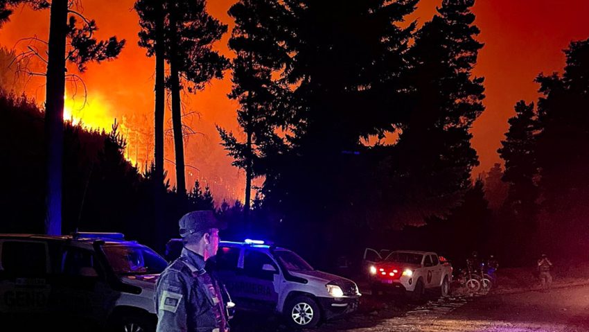 Incendios forestales siguen fuera de control en el sur de Argentina