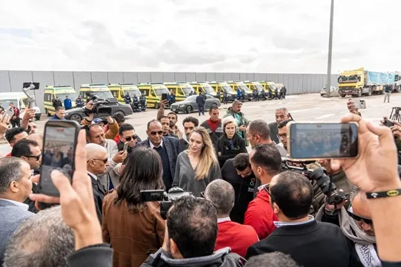 Angelina Jolie visita el cruce de Rafah como viaje humnitario a Egipto