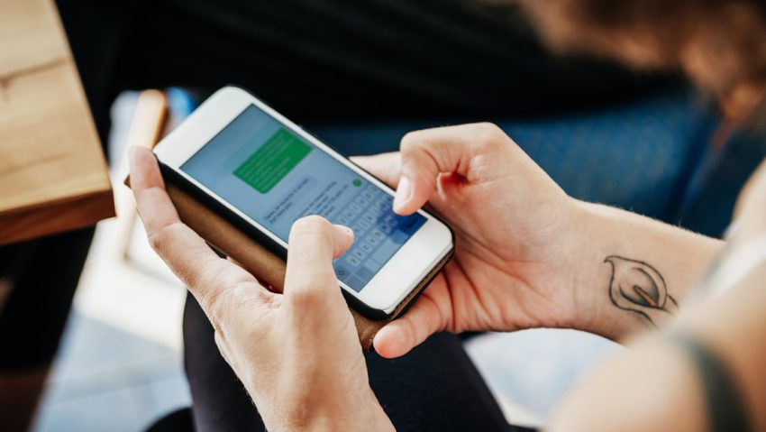 Meta lee mensajes privados de WhatsApp, denuncia nueva demanda