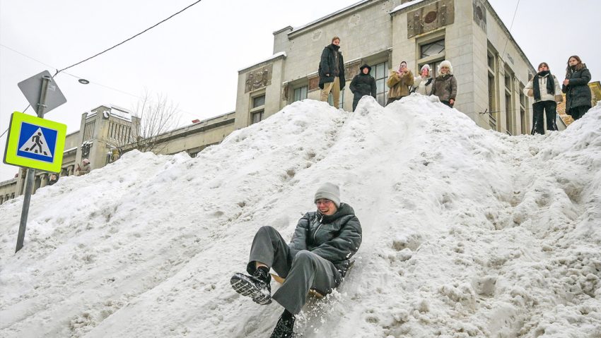 Moscovitas se divierten en una "duna" de nieve de tres metros en pleno centro