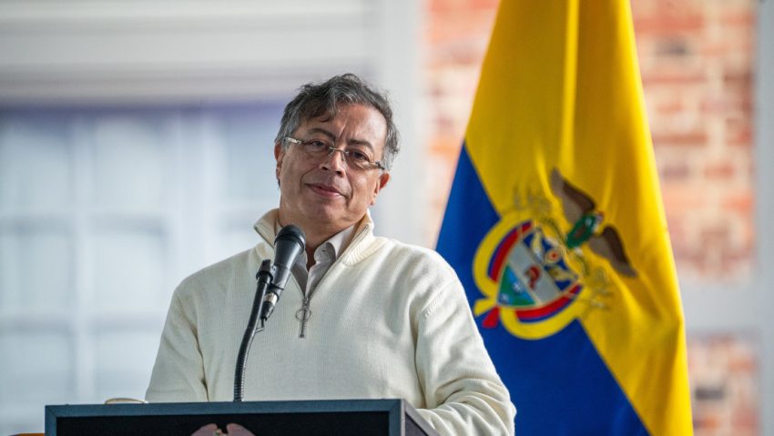 Petro responde a "periodistas chismosos": hago "cosas muy buenas" en la cama